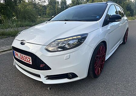 Ford Focus Turnier 2.0 EcoBoost ST mit Leder-Exclusiv-Paket
