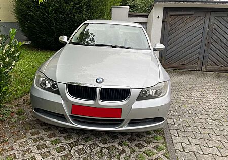 BMW 320i 320 E90 Automatik. Alufelgen. Clima. TÜV neu.