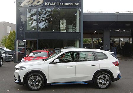 BMW iX1 30 xDrive xLine el. Sitze Leder Kamera