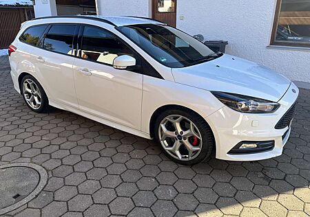 Ford Focus Turnier 2.0 EcoBoost ST mit Leder-Sport-Pake