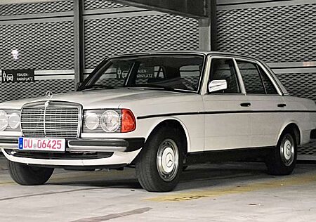 Mercedes-Benz 230 e W123 im Top-Zustand mit Historie-Zulassung