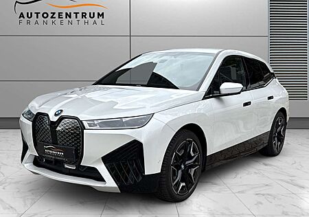 BMW iX 40 xDrive H&K AHK LASER SPORT