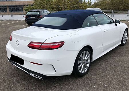 Mercedes-Benz E 220 specia Cabrio AMG Line und Auspuff mit blauem Dach