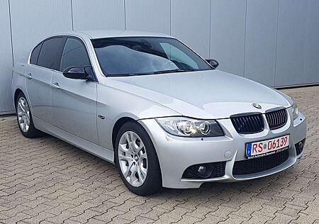 BMW 325i 325 Aut. NAVI/XENON/SITZHZ./LEDER/F1 SCHALTWIPPEN