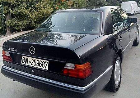 Mercedes-Benz 200 E