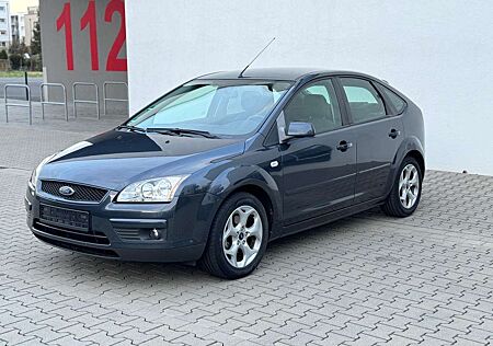 Ford Focus 1.8 Ghia + neuer Hauptuntersuchung April 27