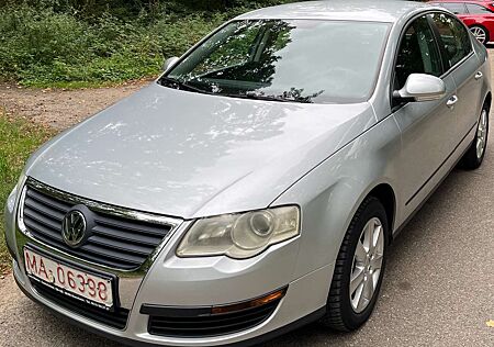 VW Passat Volkswagen 1.6 FSI Trendline