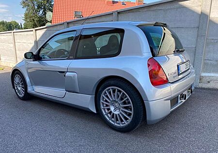 Renault Clio 3.0 V6 Sport