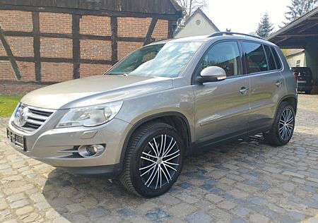 VW Tiguan Volkswagen ALLRAD AHK NAVI SITZHZG TÜV neu