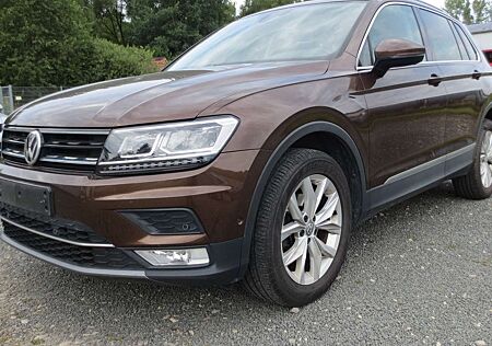VW Tiguan Volkswagen 2.0 TDI DSG Highline 4Motion *NAVI/LED/AHK*