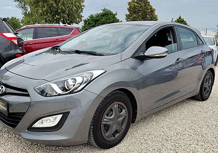 Hyundai i30 gebraucht kaufen Hyundai i30 Classic 1.4 CRDi - Navi* Kamera* TÜV NEU**