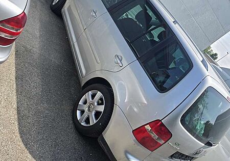 VW Touran Volkswagen 2.0 TDI Highline 1. Besitzer