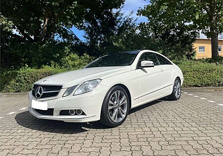 Mercedes-Benz E 200 LPG*PANODACH*EL.SITZE*8FachBereift*NAVI*AMBIENTE*
