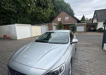 Volvo S60 D4 Business Edition neue Reifen