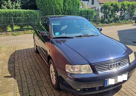 Audi A3 1.6 Attraction 102 PS 4 Türen