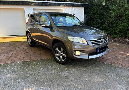 Toyota RAV 4 2.2 D-4D 4x4 Automatik Executive