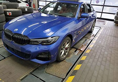 BMW 330 e LIMOUSINE xDRIVE LASER/ACC/HuD/eGSD/360°