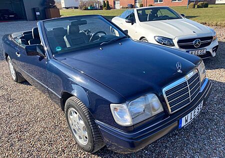 Mercedes-Benz E 200 CABRIO 1. HAND REDUZIERT aus 1.