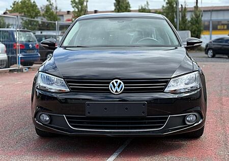 VW Jetta Volkswagen 2.0 TSI Sportline _ Auto ist Top Gepfelgt .