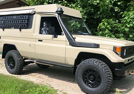 Toyota Land Cruiser HZJ 75