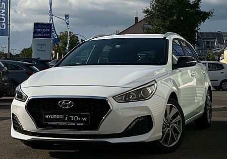 Hyundai i30 cw NAVI/SHZ/LHZ/CLIMAA./PDC V H/CAM./GARANT.