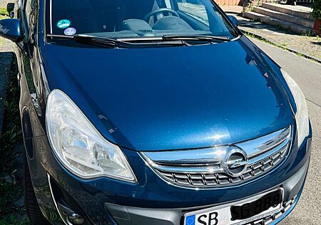Opel Corsa mit integriertem Fahrradträger/Schiebedach