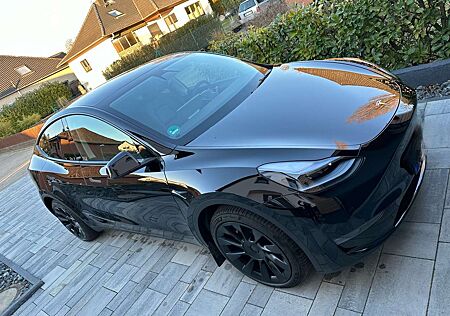 Tesla Model Y LR AWD AMD + Ultraschallsensoren + 20“ + Boost