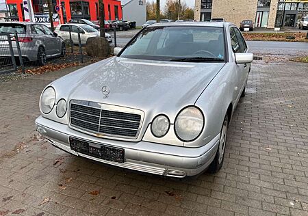 Mercedes-Benz E 230 Tempomat Navi Autom. Radio/CD Schiebedach