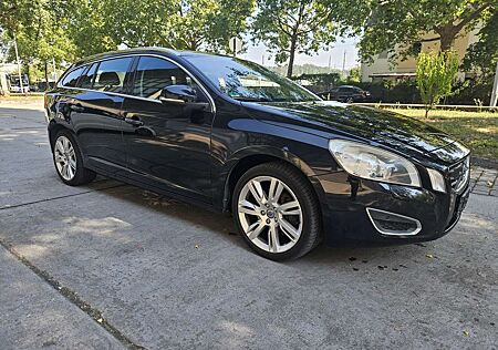 Volvo V60 Summum D5 RFK* Navi* Leder* SHA* TotwinkelAs* Top!