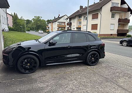 Porsche Cayenne Platinum Edition LED Pano Chrono Sport Design