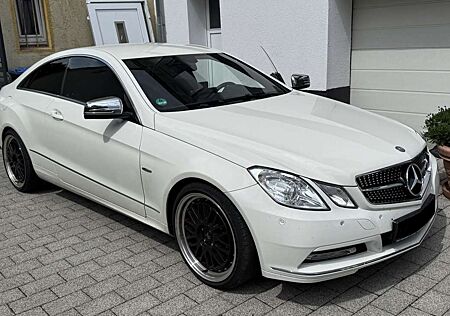 Mercedes-Benz E 200 CGI BlueEfficiency (BM 207)