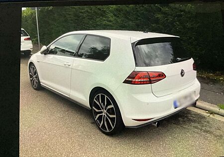 VW Golf GTI Volkswagen Performance BlueMotion Technology DSG