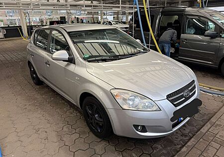 Kia Cee'd Ceed / 1.4 CVVT LX Basis
