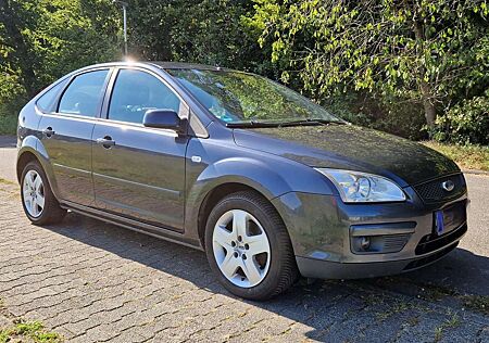 Ford Focus Turnier 1.8 Benziner Tüv neu Auspuff neu