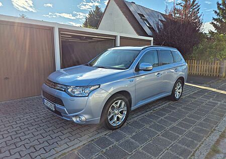 Mitsubishi Outlander Plug-In Hybrid 2.0 4WD Top Leder AHK SD