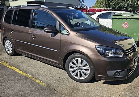 VW Touran Volkswagen 2.0 TDI DPF BlueMotion Technology.