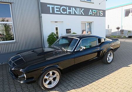 Ford Mustang Motor/5 Gang Getriebe neu, Frame Off Restauriert