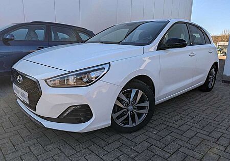 Hyundai i30 1.6 CRDI DCT YES! 2.Hand/Scheckheft/LHZ/SHZ/Navi/T