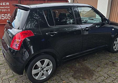 Suzuki Swift 1.3 Black and White