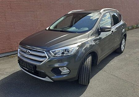 Ford Kuga Titanium 1.5 150 PS mit AHK und weiteren Extras