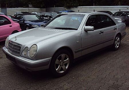 Mercedes-Benz E 200 Elegance.