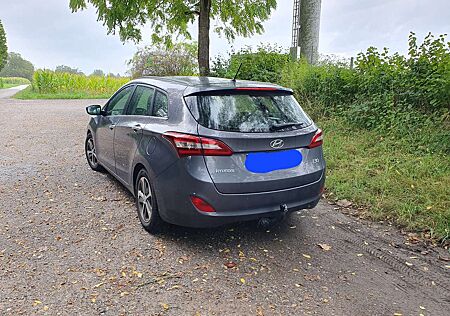 Hyundai i30 blue Kombi 1.4, AHK, Keyless Go.