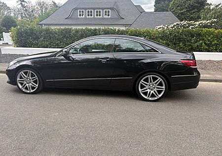 Mercedes-Benz E 350 COUPE-4M-1.HD-UNFALLFR-19AMG-SPORT-PANO-LEDER--LED