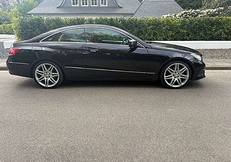 Mercedes-Benz E 350 COUPE-4M-1.HD-UNFALLFR-19AMG-SPORT-PANO-LEDER--LED