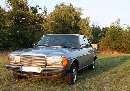 Mercedes-Benz 200 W123