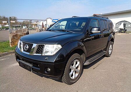 Nissan Pathfinder 2.5 dCi LE / 7-Sitze / Autom / AHK 3t