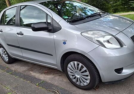 Toyota Yaris 1.0 VVT-i Team