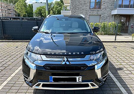 Mitsubishi Outlander 2.4 4WD Plug-In Hybrid Top