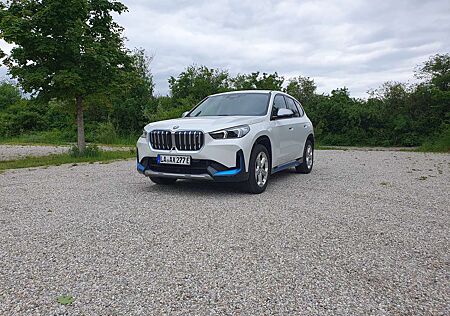 BMW iX1 xDrive30 xLine, nahezu Vollausstattung