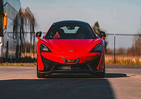 McLaren 570S Coupe 3.8L V8 Red / Black
